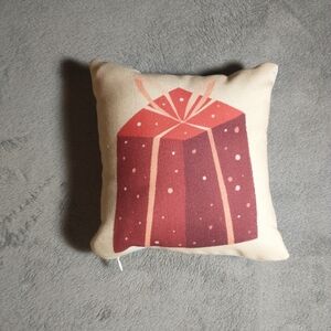 NWOT UniikPillows - Christmas 'Red Present' Throw Pillow
